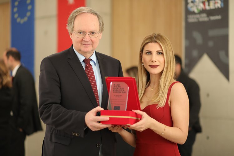 Arş. Gör. Dr. Nagihan Çakar Bikiç’e Plaket